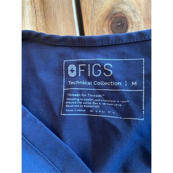 Figs Double Front Pocket Top - Picture 3 of 5